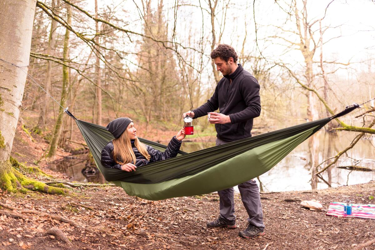 Amazonas Silk Traveller Thermo Leichthängematte, grau/grün bei Camping Wagner Campingzubehör