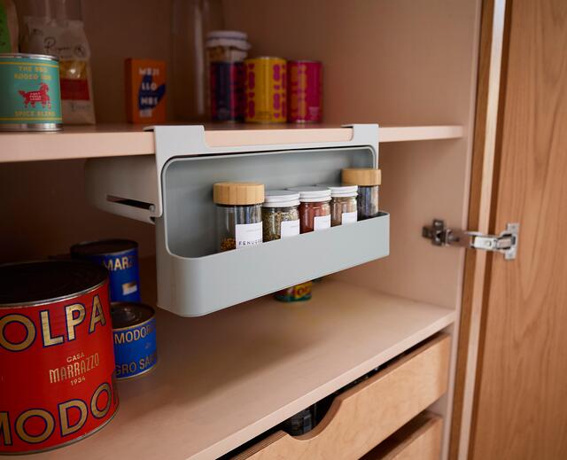 Joseph Joseph CupboardStore Gewürzregal zum Einhängen, grau bei Camping Wagner Campingzubehör