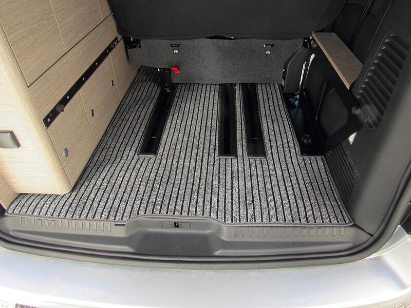 Carbest Teppich für Pössl Vanster, Citroën Spacetourer, Peugeot Traveller, Kofferraum m. Schienen, grau